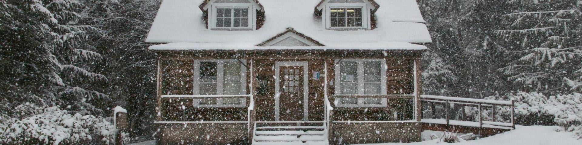 A house covered in snow during a winter snowfall that represents Top Agent Insights for Q4 2019